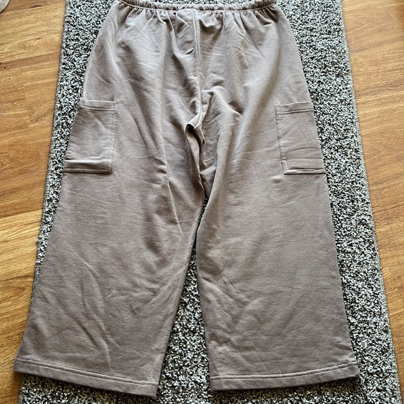 Lulu-B brown soft knit capris - Picture 3 of 5